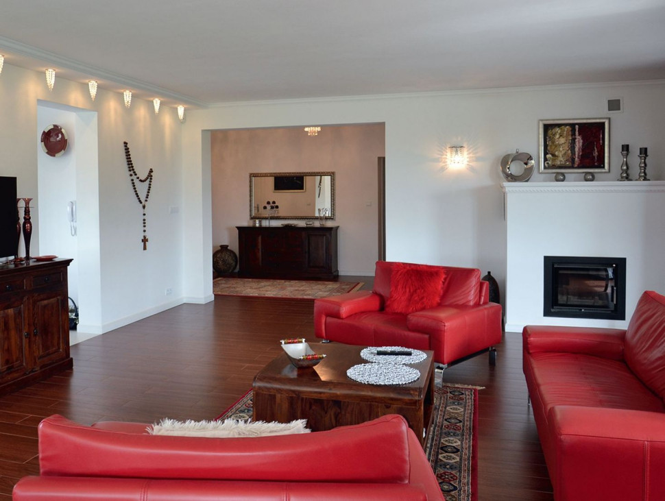 Żeliwny wkład kominkowy wykończony prostą obudową