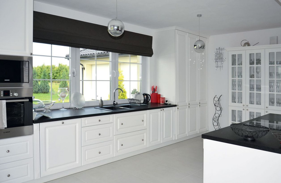 Kuchnia ma ponadczasowy styl oraz biało-czarną kolorystykę