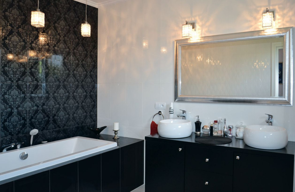 Salon kąpielowy w czarnej i białej kolorystyce