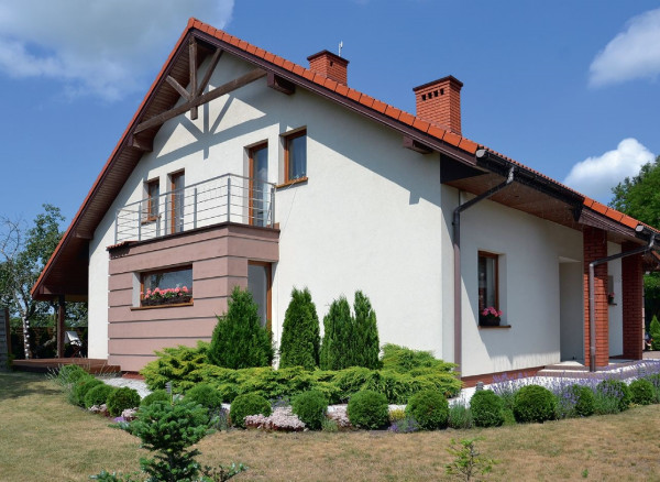 Front budynku jest skierowany na północ, a taras na południe