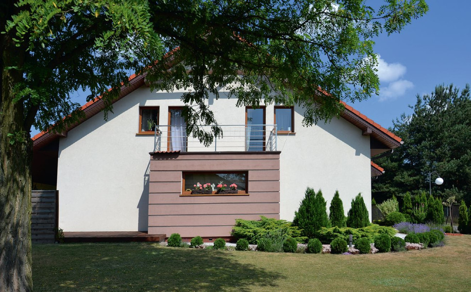 Wschodnią ścianę ozdabia wykusz