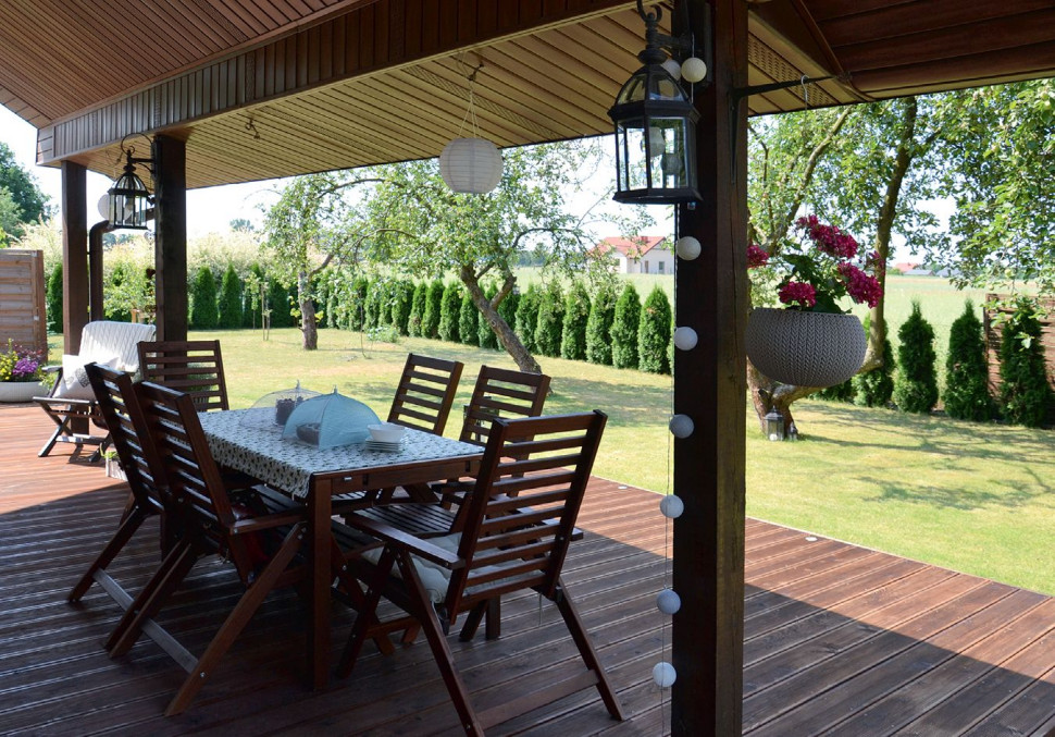 Taras wyłożony deskami z modrzewia polskiego