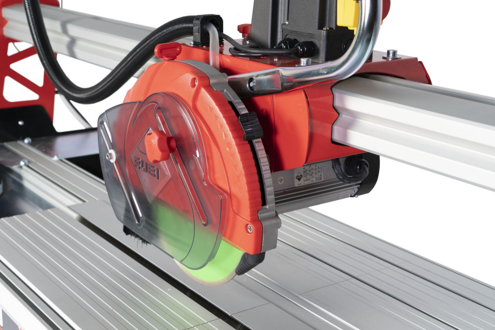 Zbliżenie na tarczę tnącą profesjonalnej przecinarki z serii DCX-250 EXPERT Rubi