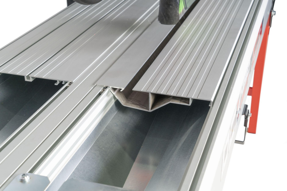 Zbliżenie na prowadnicę profesjonalnej przecinarki z serii DCX-250 XPERT Rubi