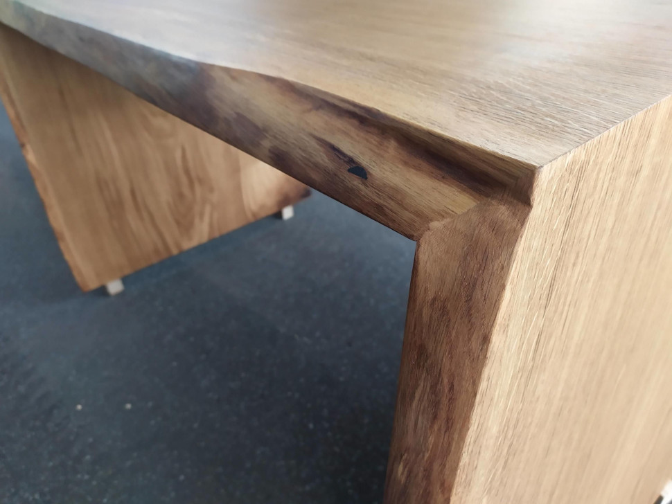 Ława dębowa z żywą krawędzią. fot. Drymar