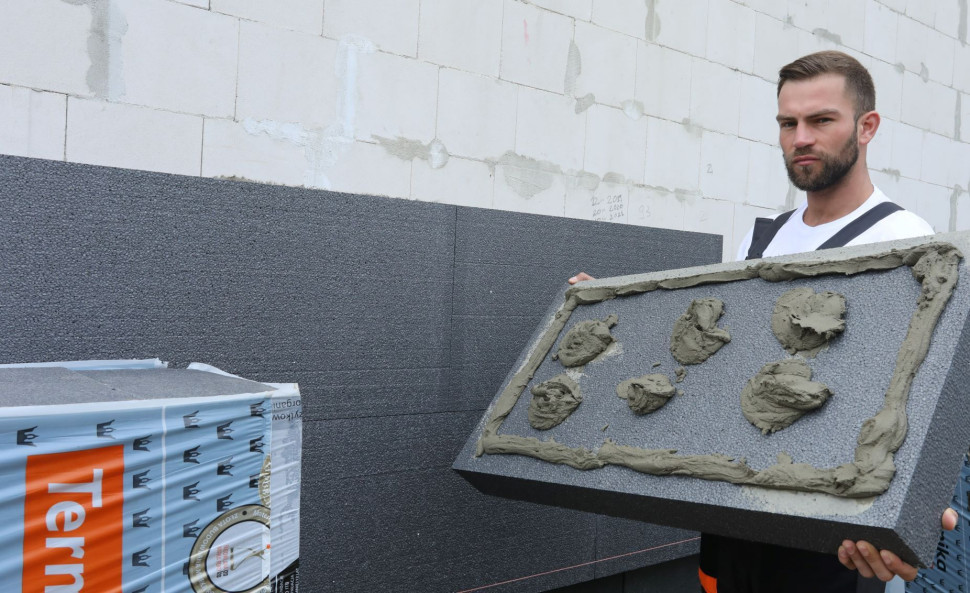 Grafitowy styropian Termonium z naniesionym klejem. fot. Termo Organika