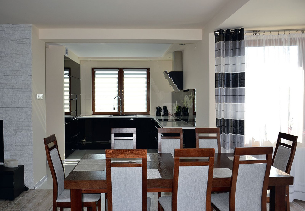 Jadalnia i kuchnia z oknem