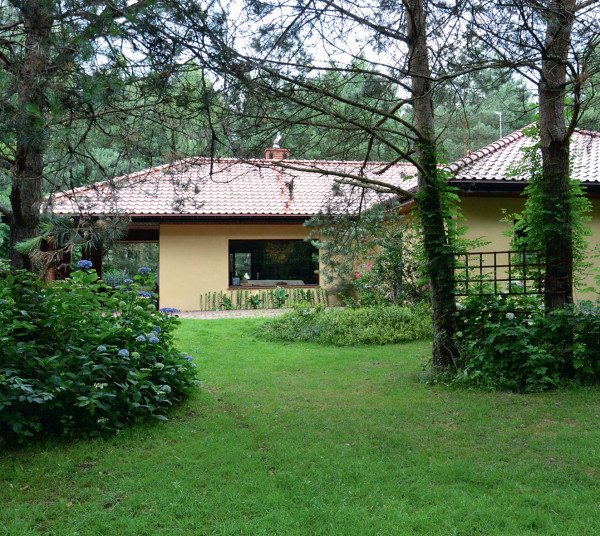 Tył budynku jest skierowany na południe i z tej strony znajduje się nieosłonięta część tarasu o pow. 50 m2