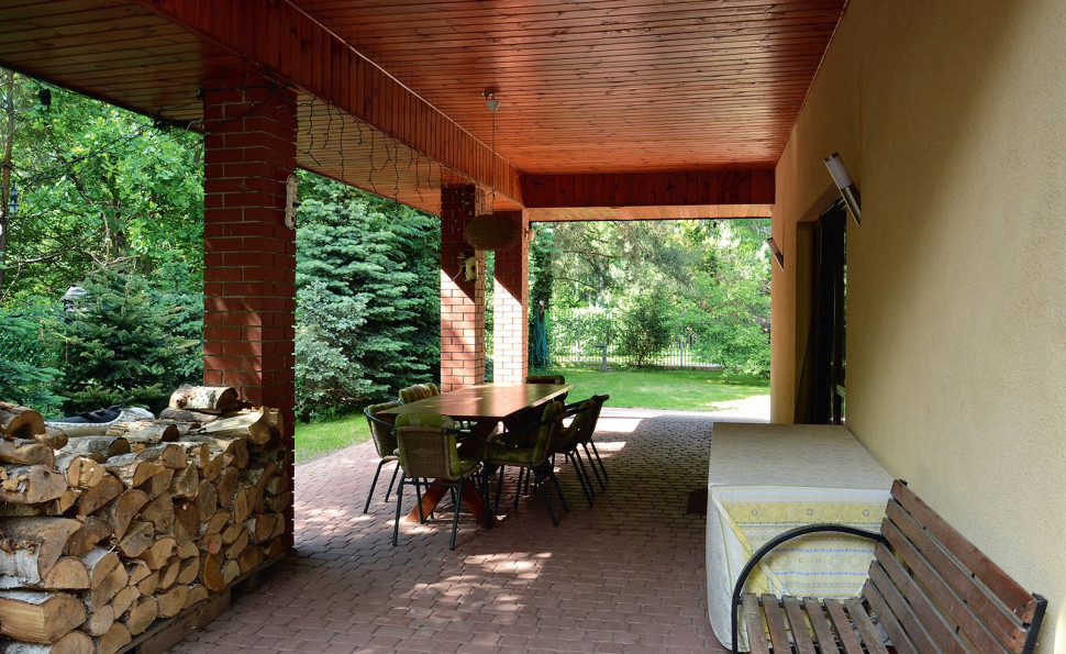 Zadaszony taras z kostki betonowej ma wymiary 360 × 960 cm