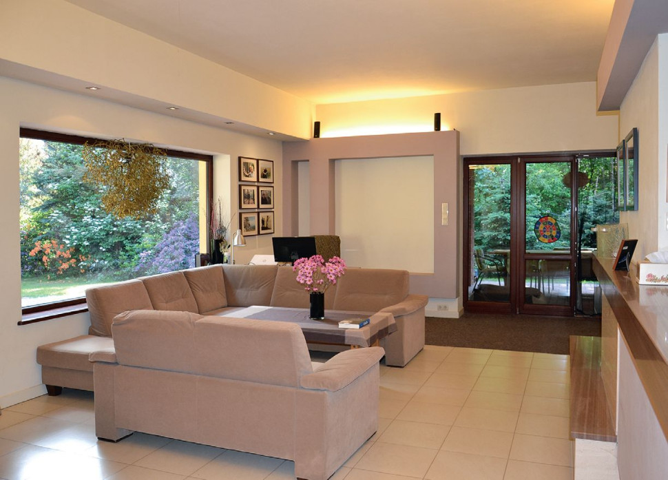 Panoramiczne okno w salonie