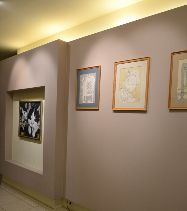 Świetlówki rurowe ciepłym światłem oblewają górny fragment ścian i część sufitu w strefie wejściowej i dziennej