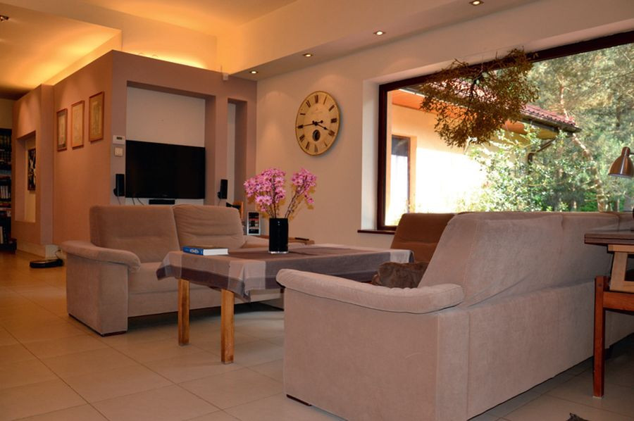 Halogeny sufitowe o mocy 10 W dobrze oświetlają wyznaczone miejsca w budynku