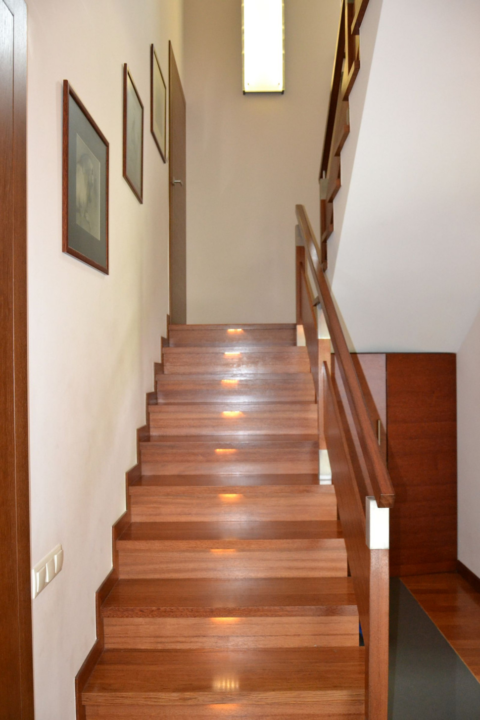 Klatkę schodową obsługują łączniki schodowe i oświetlenie z taśmami LED (w głębi na ścianie plafoniera-fala)