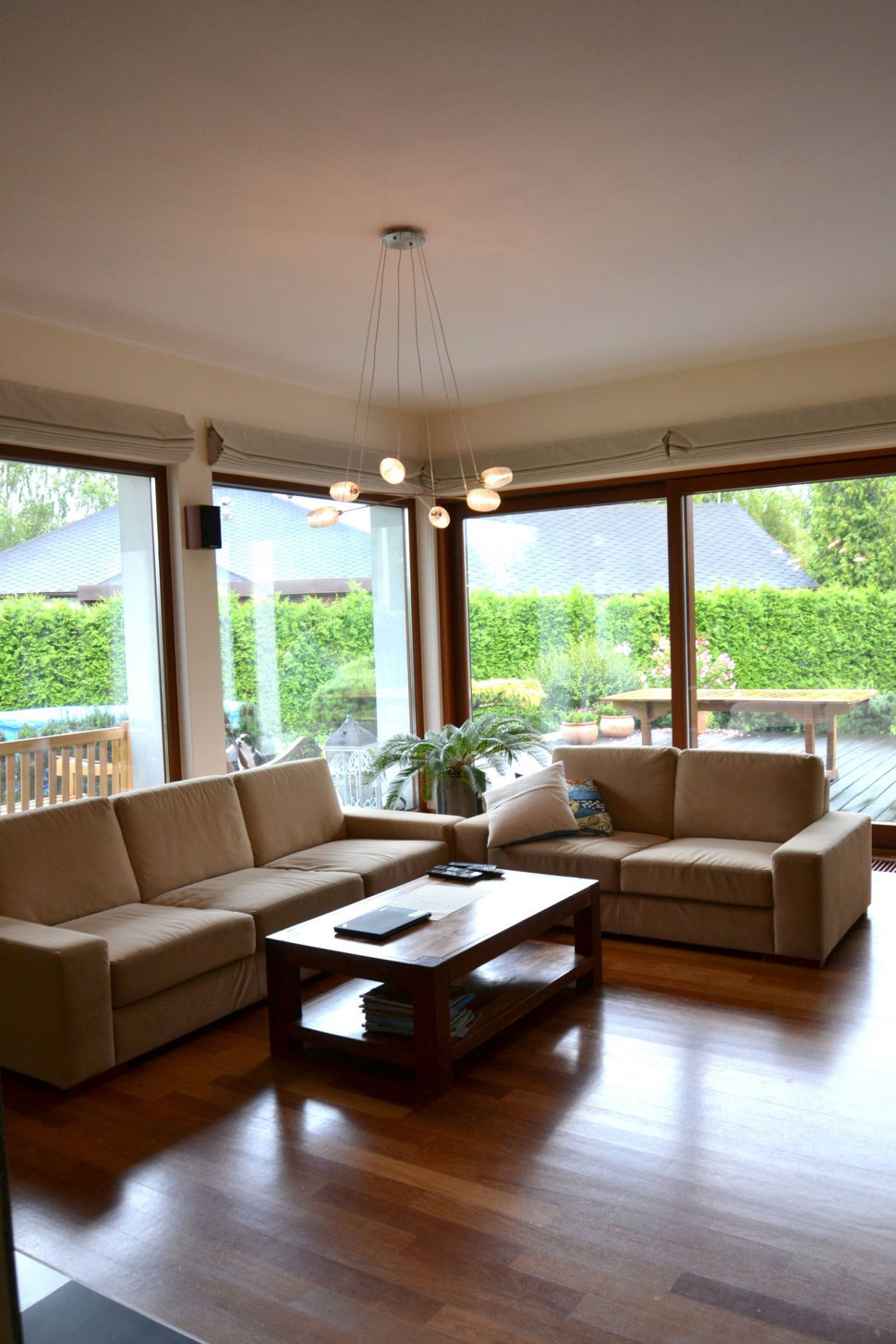 Głównym bibelotem w salonie jest żyrandol z szkłem Murano (obsługiwany ściemniaczem)