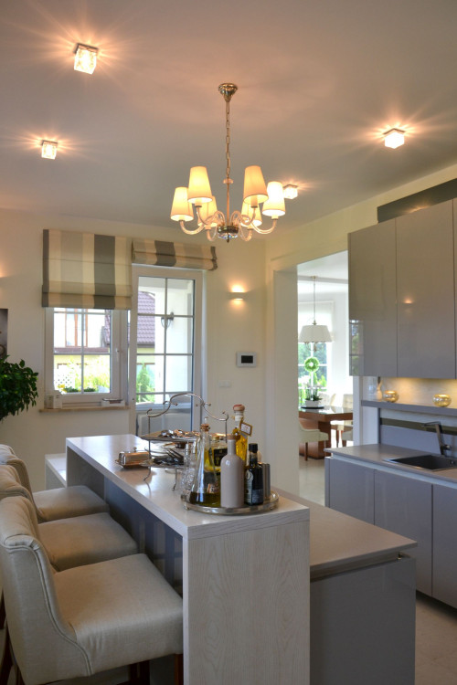 Boczną strefę kuchni oświetlają kinkiety