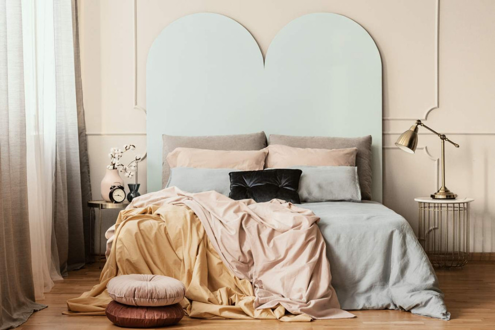 Zagłówek na tle ściany udekorowanej sztukaterią w ciepłym odcieniu Cappuccino z palety Beckers Designer Colour