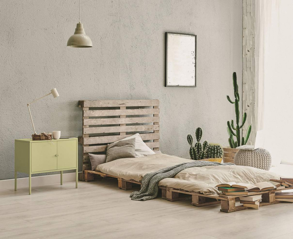 Spokojne barwy ziemi na ścianie takie jak Healing Grey z palety Beckers Designer Colour