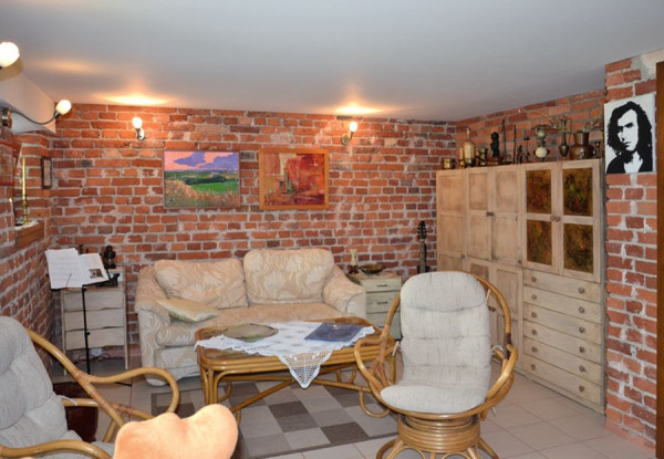 Pomieszczenie w piwnicy, ściany ze starej cegły