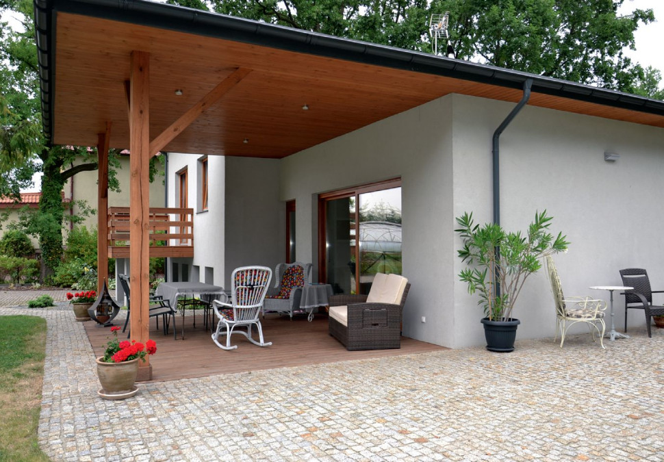 Z ryflowanego drewna modrzewia syberyjskiego zbudowano fragment podłogi na tarasie (w zadaszonej części zajmuje 30 m2)