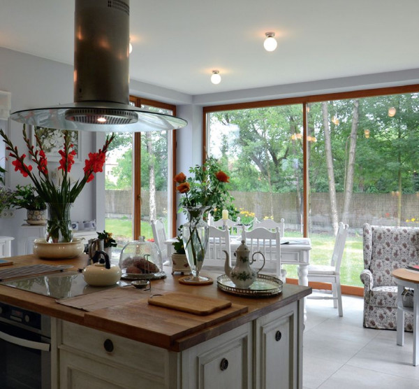 Dobudowana kuchnia ma pow. 33,9 m2, mieści szeroką wyspę oraz stół jadalniany i stolik kawowy z fotelami