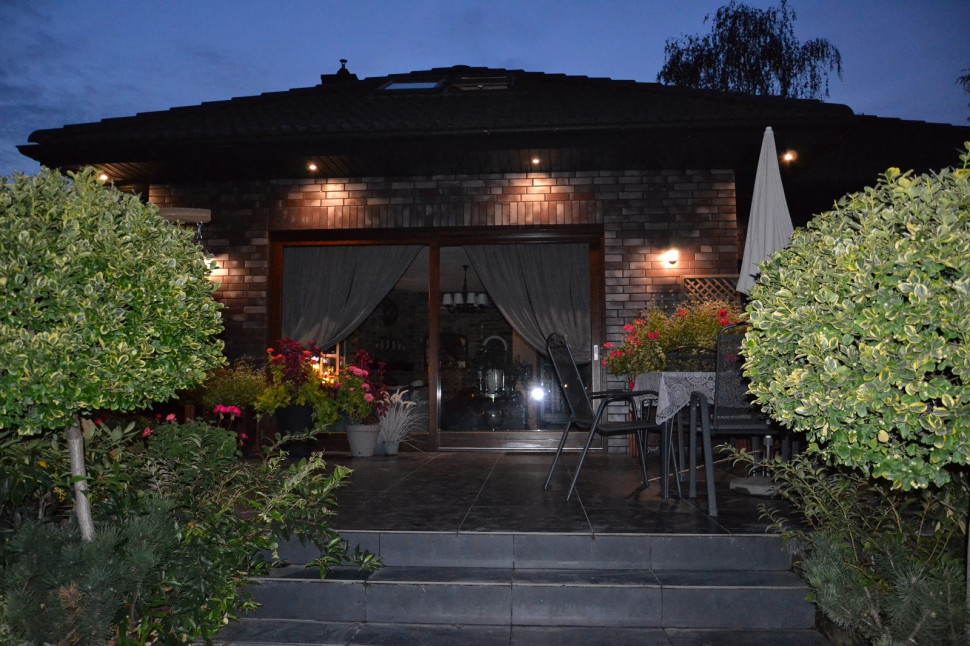 Czujnik zmierzchu uruchamia oprawy wpuszczone w podbitkę dachu z diodami LED