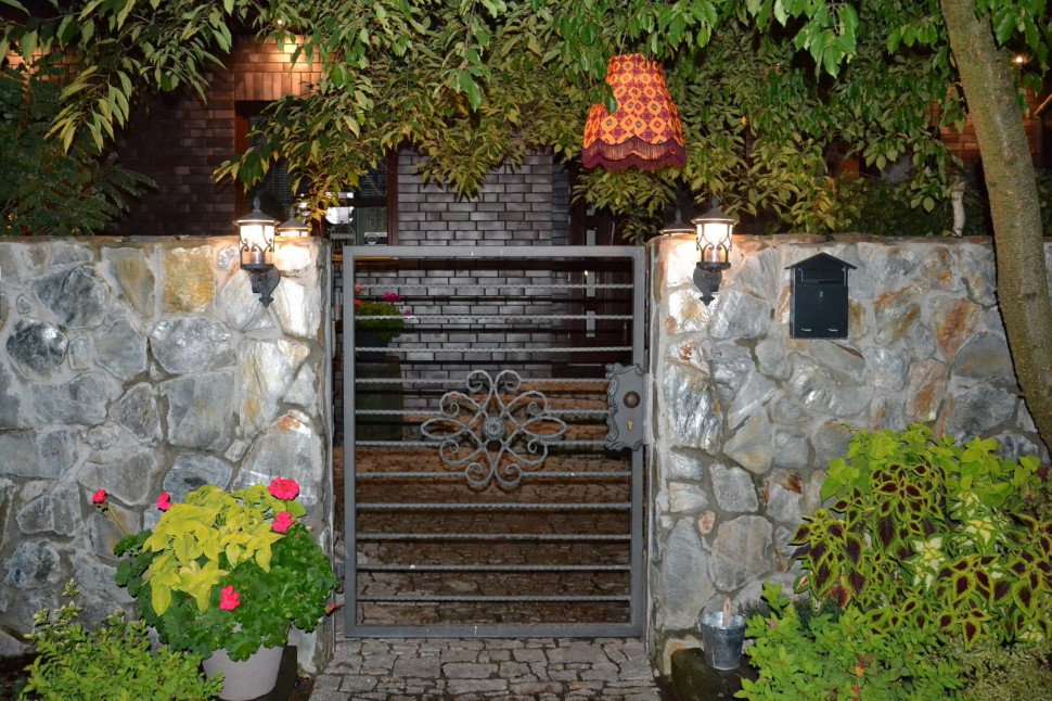 Strefę wejściową całą noc rozjaśniają 4 kinkiety zamontowane na ogrodzeniu przy furtce
