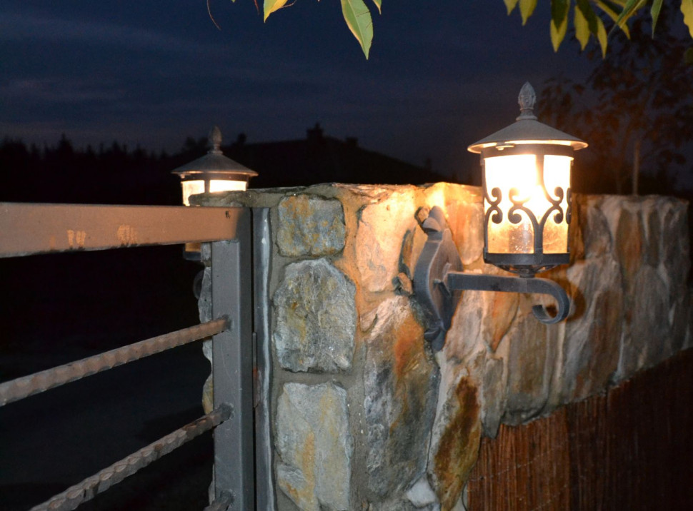 Kinkiety na ogrodzeniu wyposażone są w świetlówki kompaktowe