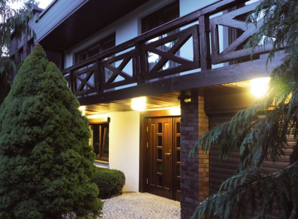 Pod loggią zapalają się świetlówki kompaktowe w plafonierach