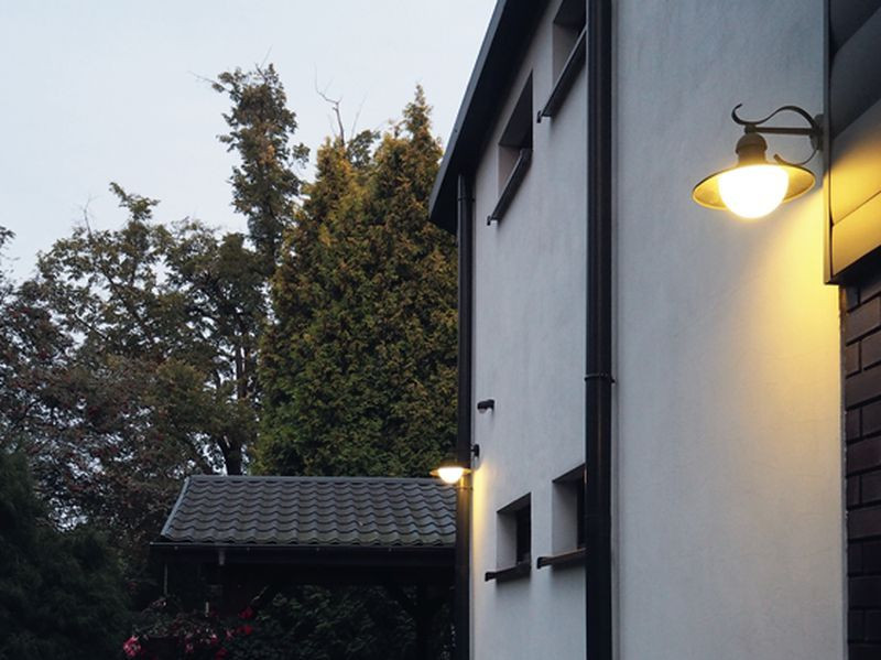 Kinkiety zawieszono na pozostałych elewacjach