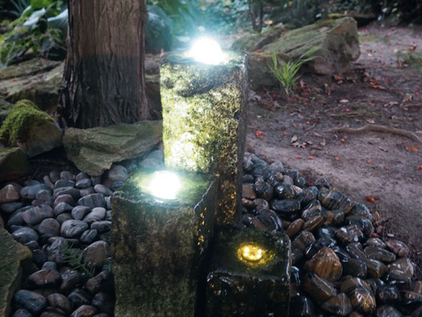 Źródełka w kamieniu mają wmontowane kolorowe diody LED