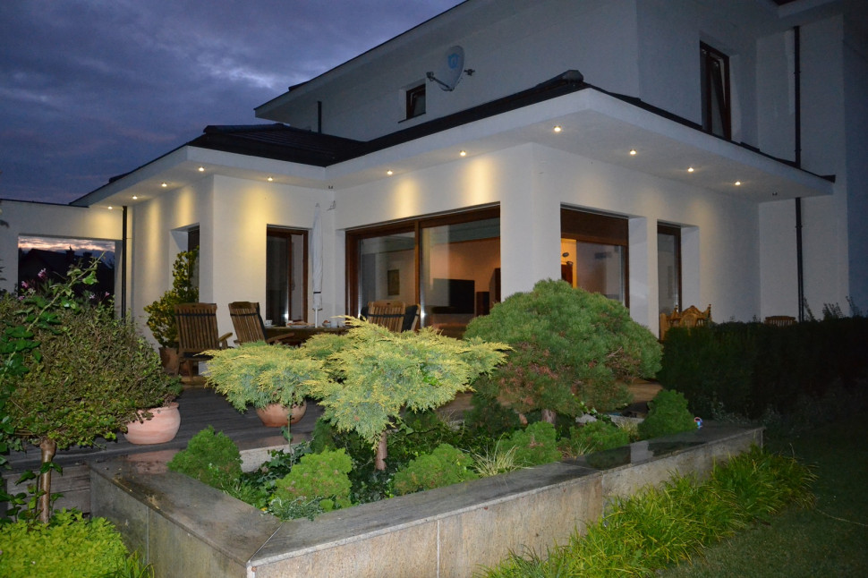 W gzymsie nad tarasem zamontowano oczka z diodami LED