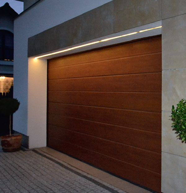 Taśma LED nad wjazdem do garażu sprawdza się pod względem użytkowym i dekoracyjnym