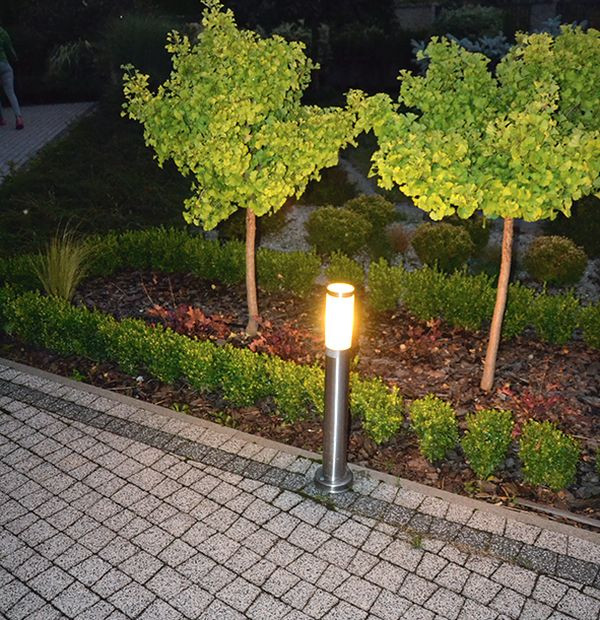 Wzdłuż podjazdu do garażu i w strefie wejściowej zamontowano lampy-słupki o wys. 80 cm, z czujnikami zmierzchu