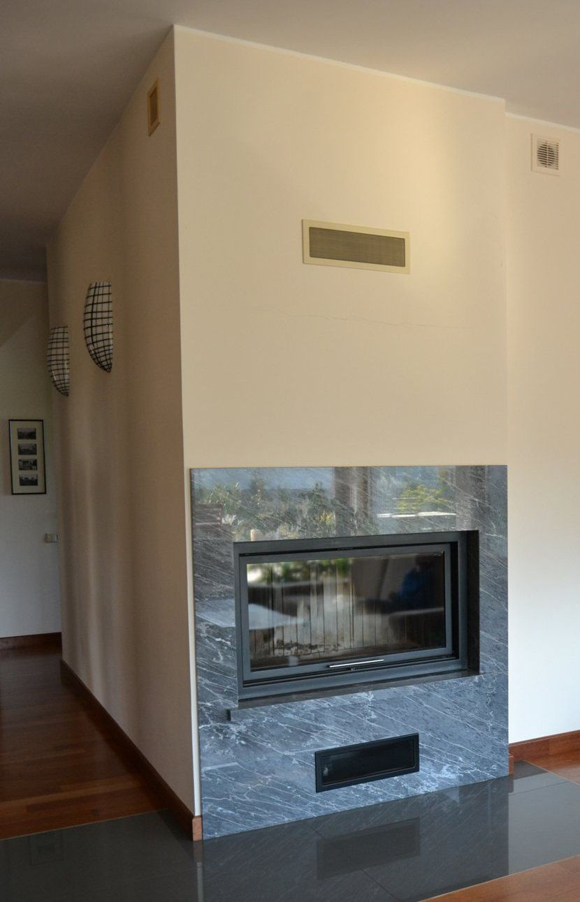 Marmurowa obudowa wkładu kominkowego (z podnoszoną, panoramiczną i samoczyszczącą się szybą) stanowi elegancką ozdobę strefy dziennej