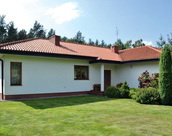 Front domu skierowany jest na pobliską szutrową drogę