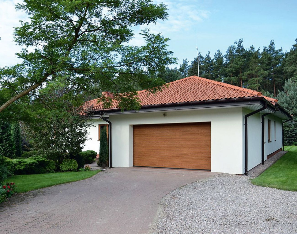 Wysunięty do przodu garaż na dwa samochody jest połączony z resztą pomieszczeń wewnętrznym korytarzem