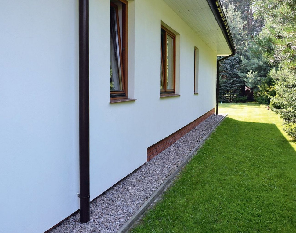 Na ścianach tynk cementowo-wapienny, podmurówka wyłożona płytkami z klinkieru