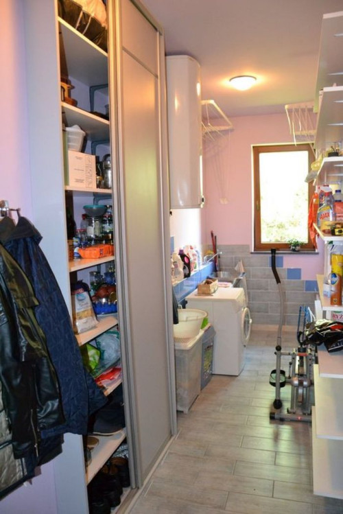 Pomieszczenie gospodarcze jest chłodne i pełni wiele funkcji