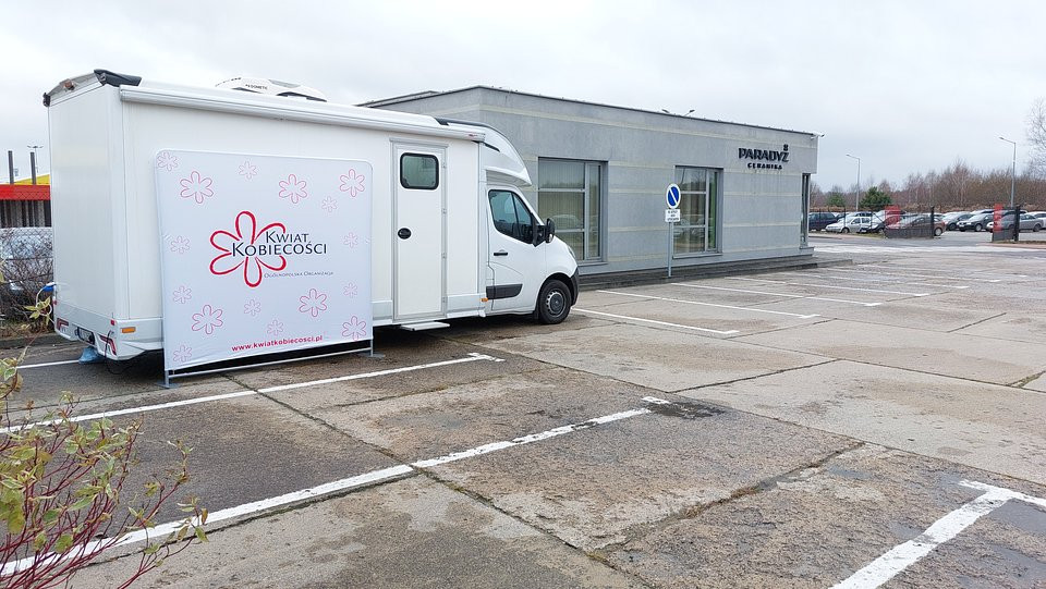 Cytobus Fundacji Kwiat Kobiecości przed zakładem produkcyjnym w Opocznie