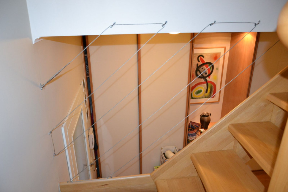 Wypełnienie balustrad to cienkie żeglarskie linki