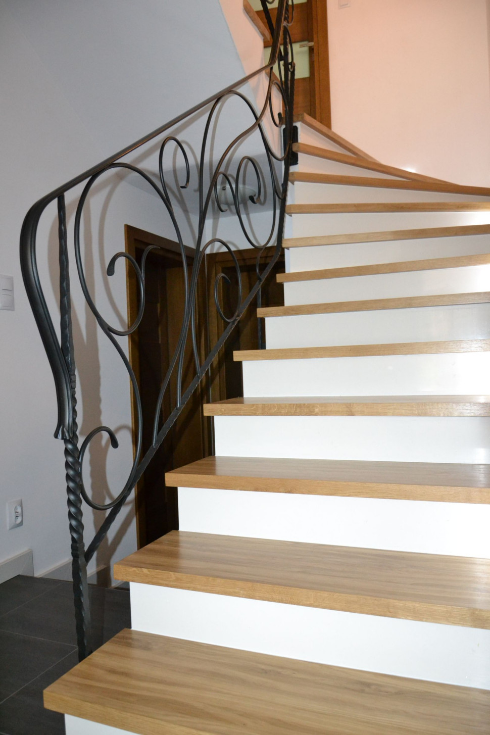 Bieg ma szerokość 90 cm, dlatego zamówiono kutą balustradę do zamontowania na zewnętrznym boku konstrukcji