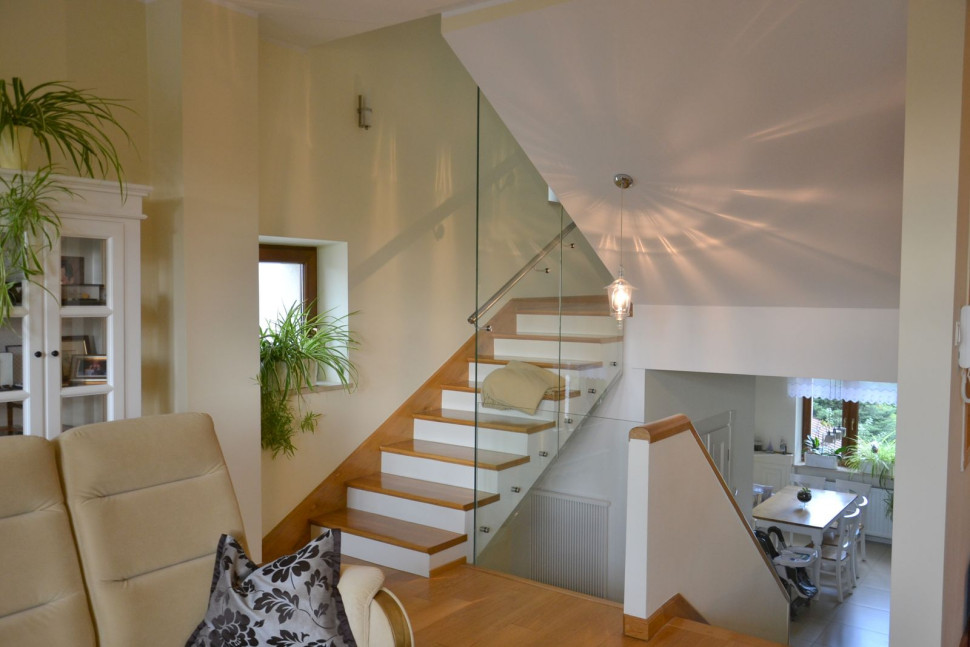 Na klatce przy salonie wyburzono ściany i wstawiono szklaną barierę schodową