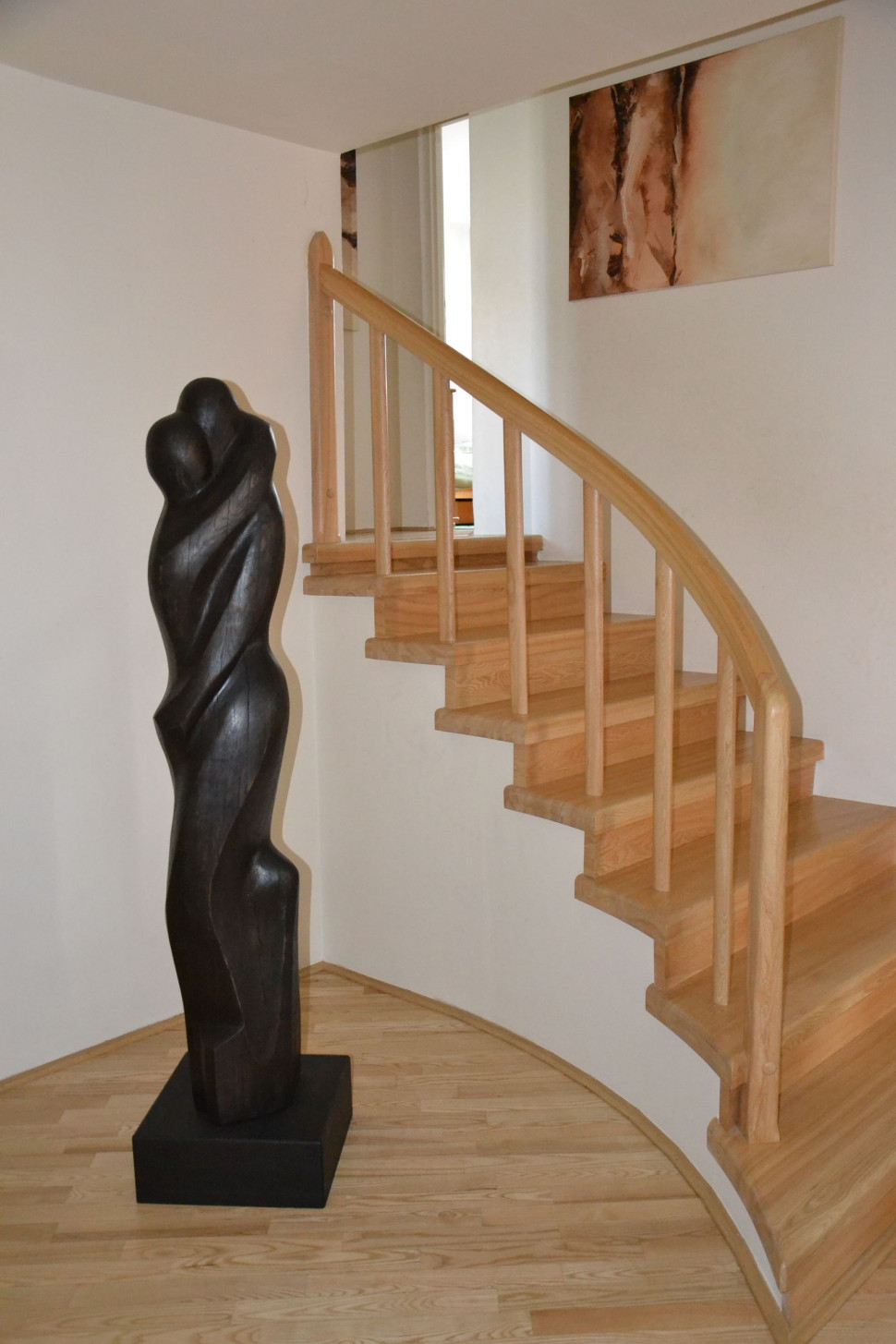 W głównym holu wyburzono ściany i poszerzono schody