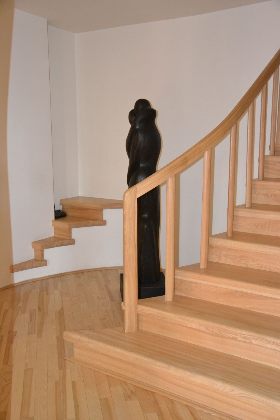 Balustradę wykonano z drewna jesionu