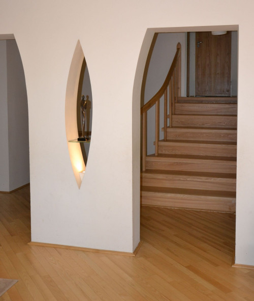 Klatka schodowa na parterze ma elegancki charakter