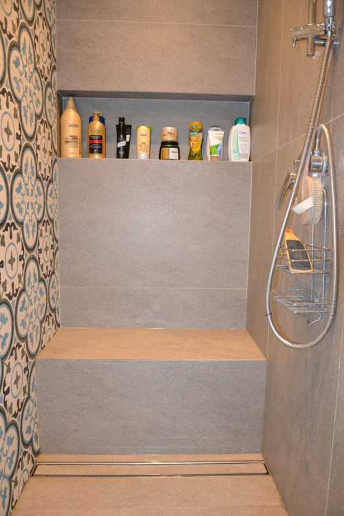 W dobudowanym prysznicu wymurowano siedzisko i wnękę na środki myjące