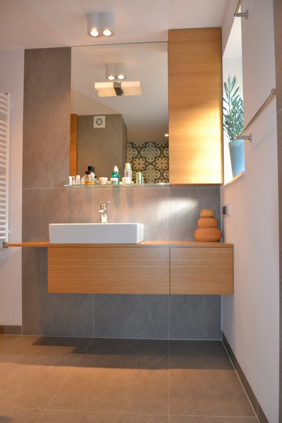 Pod szeroką i głęboką umywalką, wykonano podwieszaną konsolę z płyty MDF fornirowanej dębem