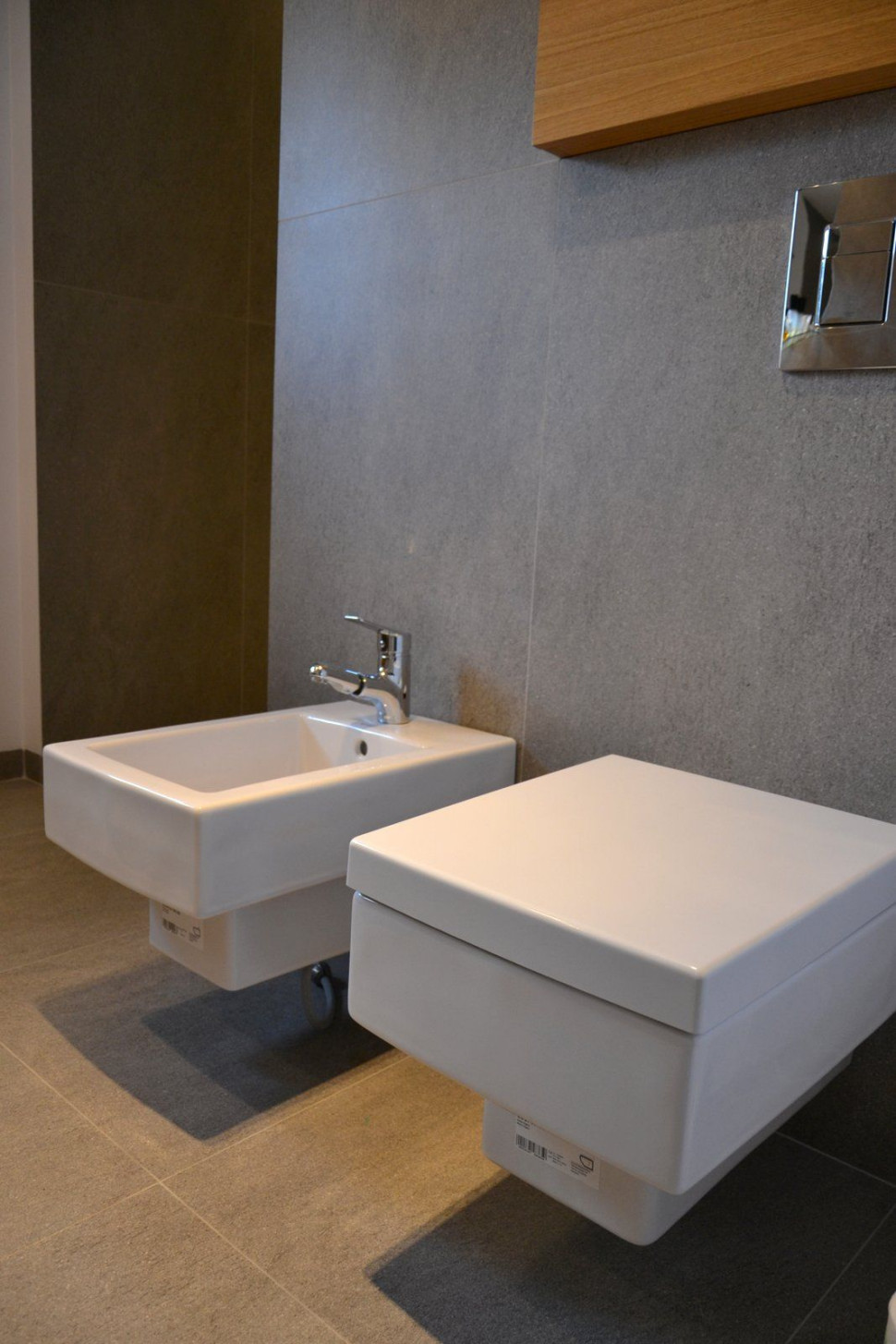 Podwieszany sedes i bidet (z wyciąganym kranem)