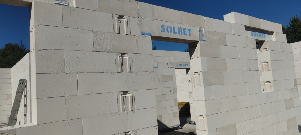 Prawidłowo i standardowo zamocowane nadproże