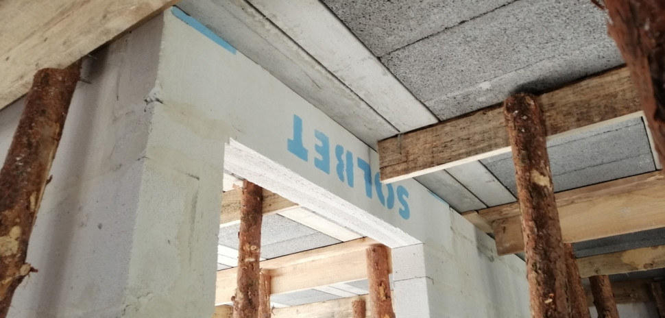 Odwrotnie zamontowane nadproże w ścianie działowej w zasadzie jest elementem samonośnym